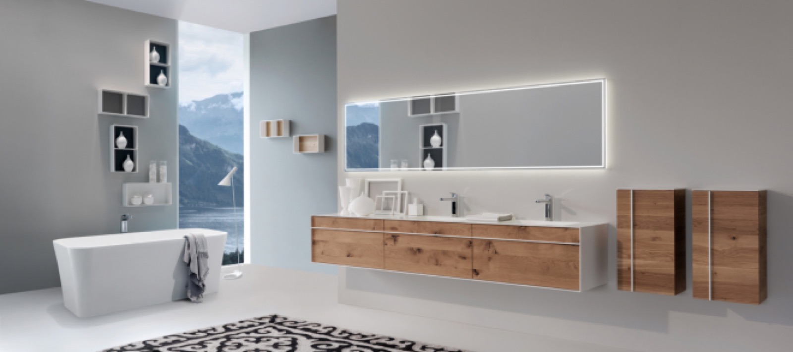 Modernes Badezimmer mit Blick auf Berge und See